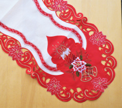 weihnachtstischlaeufer_mit_kerzen_und_glocken_in_rot