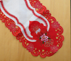 weihnachtstischlaeufer_mit_kerzen_und_glocken_in_rot_40_x_180