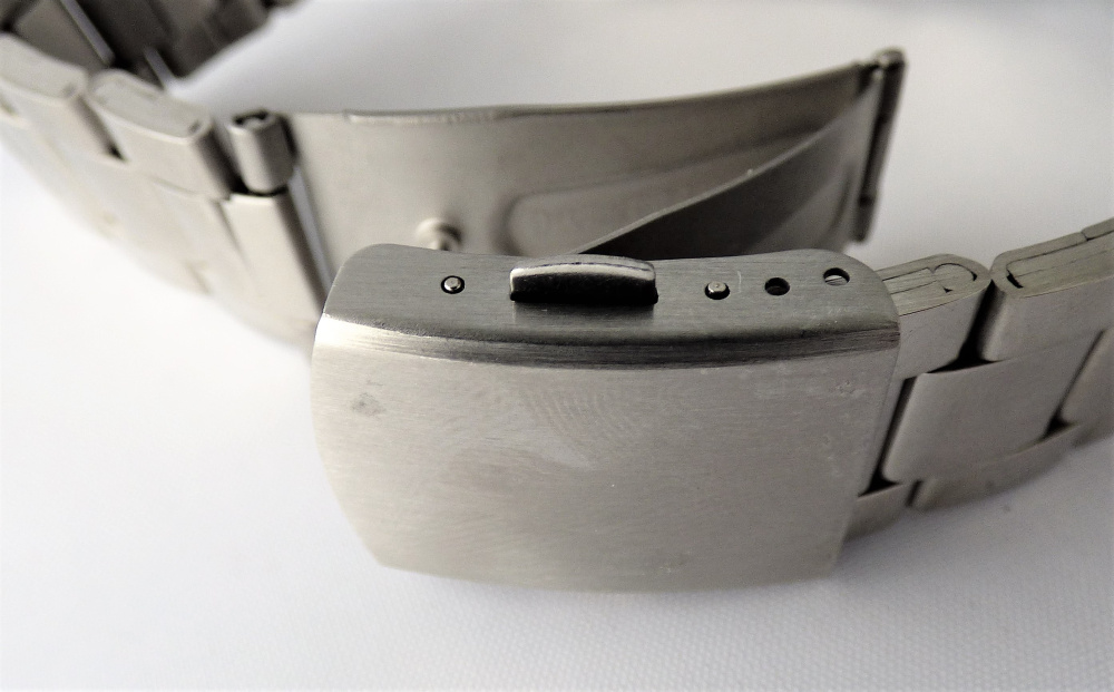 DDR Armbanduhr mit Metallarmband