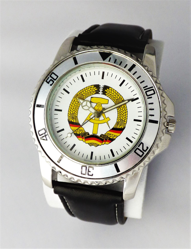 DDR Armbanduhr mit Kunstlederarmband