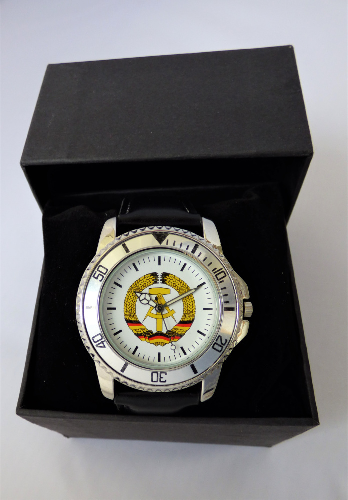 DDR Armbanduhr mit Kunstlederarmband