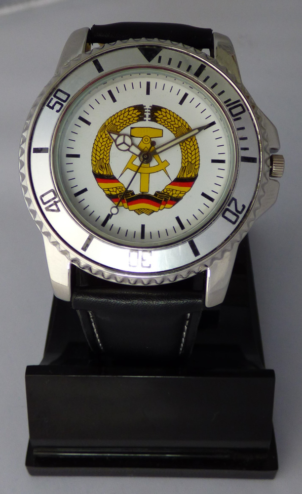 DDR Armbanduhr mit Kunstlederarmband