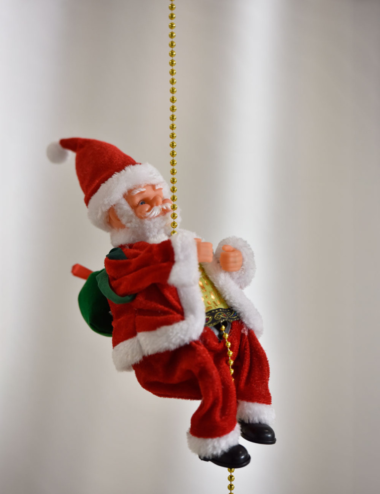 Kletternder Weihnachtsmann mit Musik