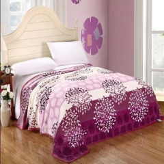 kuscheldecke_mit_grafischem_muster_lila