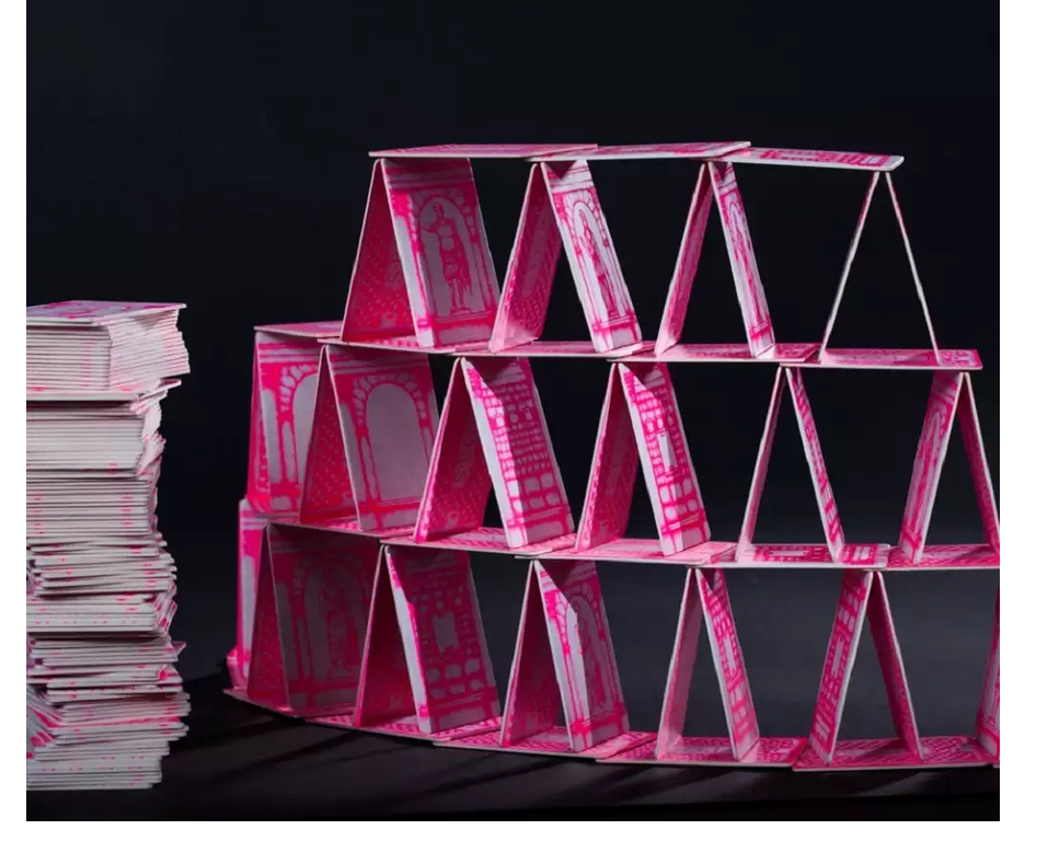 Das Kolosseum als Kartenhaus 