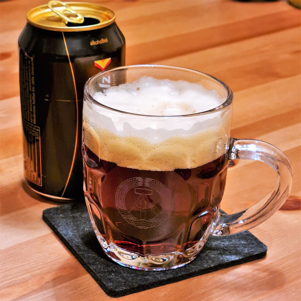 Bierkrug mit DDR-Staatswappen