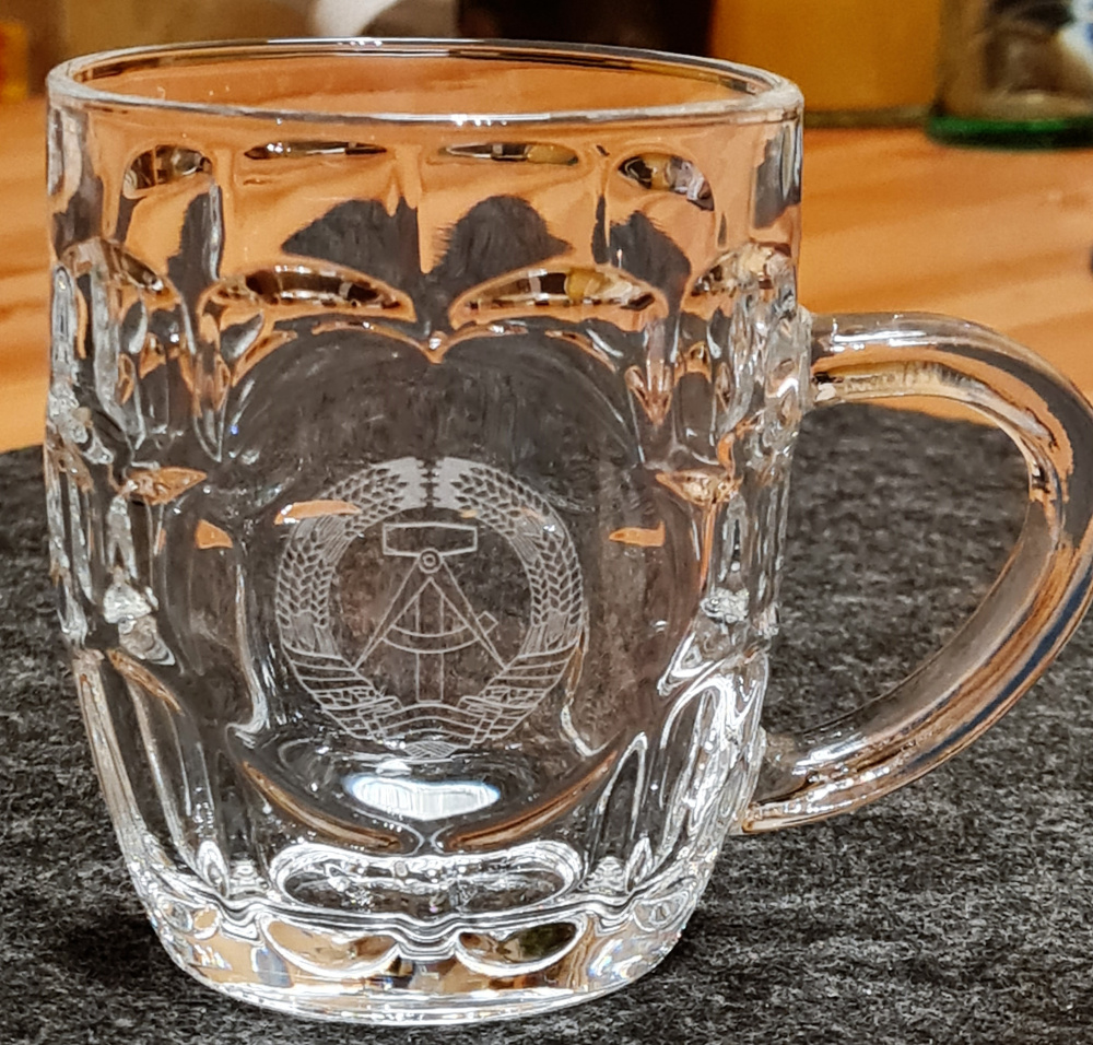 Bierkrug mit DDR-Staatswappen