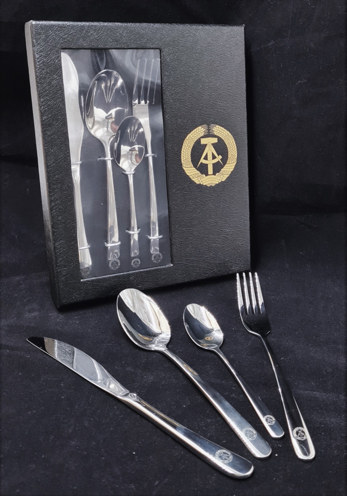 Besteckset mit DDR-Staatswappen (8-tlg. )