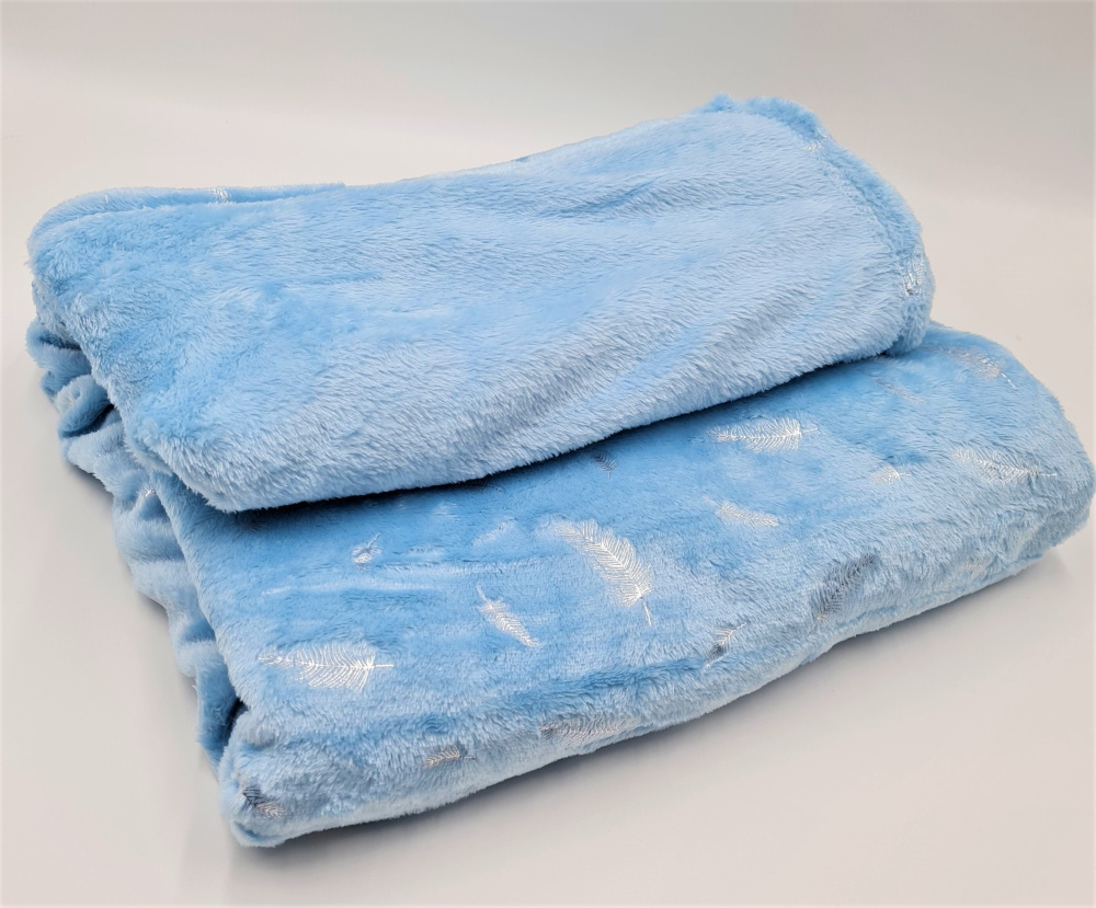 Kuscheldecke mit Federmuster hellblau