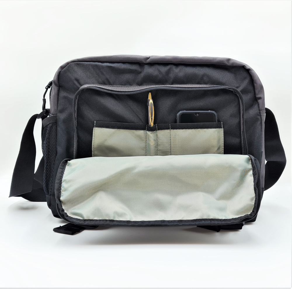 Schultertasche mit Schultergurt und Reißverschlusstaschen