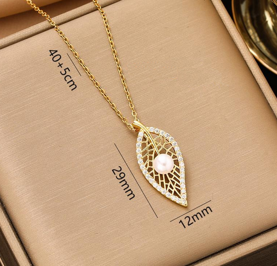 Halskette in Blattform mit Perlenbesatz