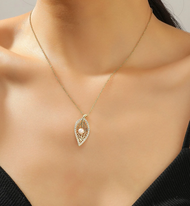 Halskette in Blattform mit Perlenbesatz