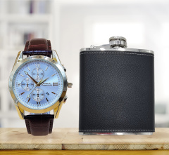 stilvolle_begleiter_herrenarmbanduhr_hamburg_und_flachmann_im_set