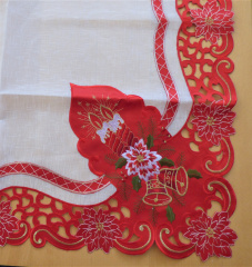 zauberhafte_weihnachtstischdecke_gratis_set_christbaumschmuck_holz