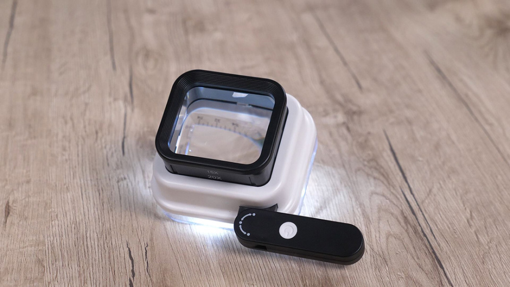 Faltbare Lupe mit LED & 3 Vergrößerungen