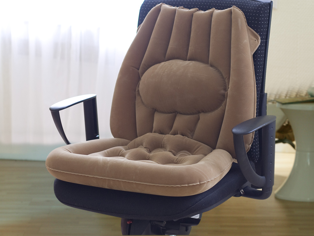 Aufblasbares Sitzkissen mit Lendenwirbelstütze