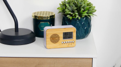 radio-mit-wecker-bambus